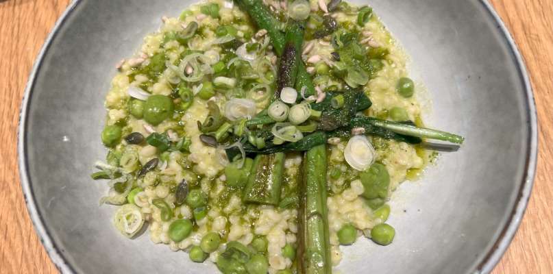 Risotto d'orge printanier aux asperges vertes