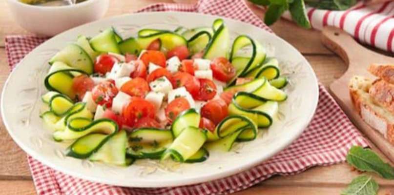 Salade de courgettes, mozzarella, tomate et basilic